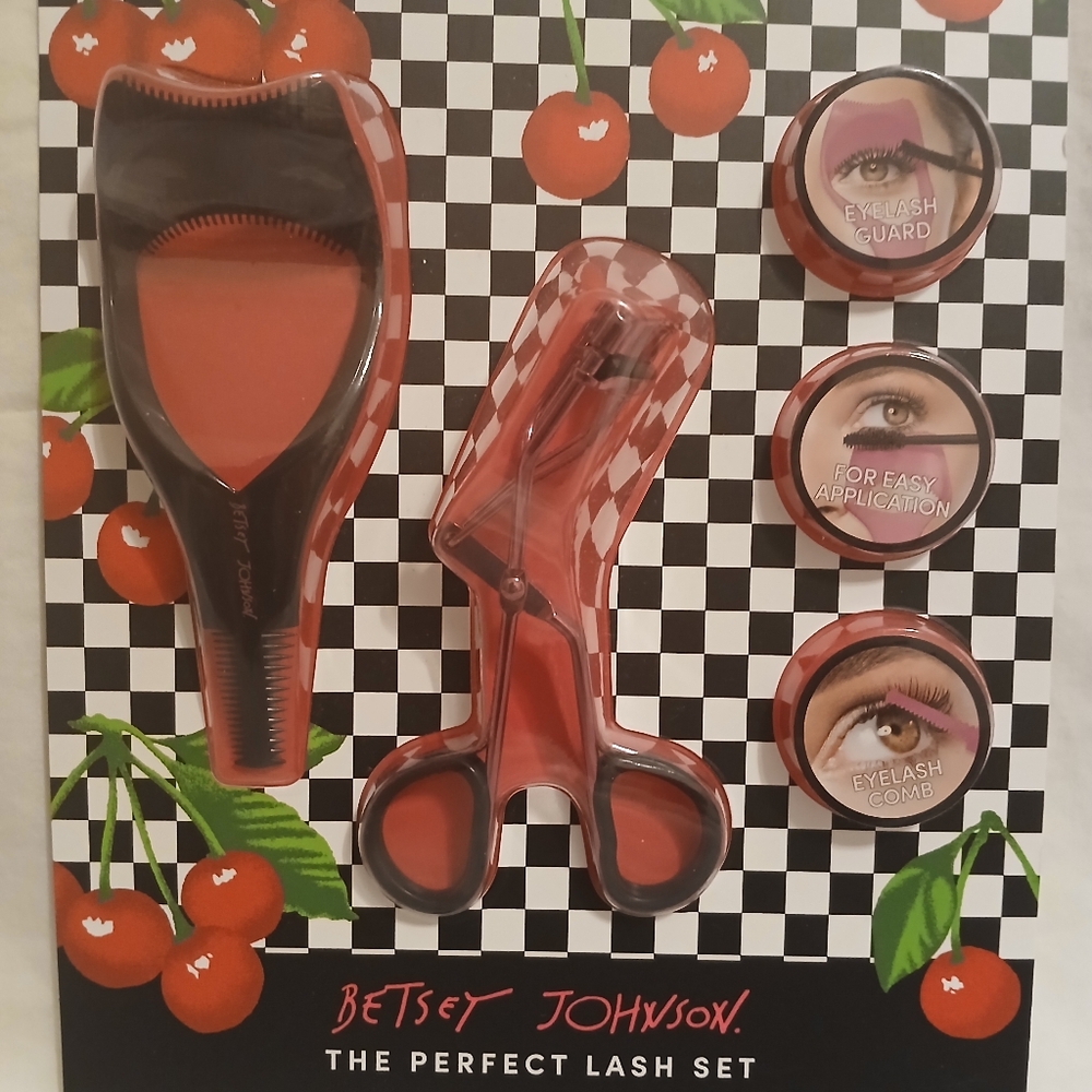 Betsey Johnson 3 In 1 Mascara Shield With Eyelash Curler